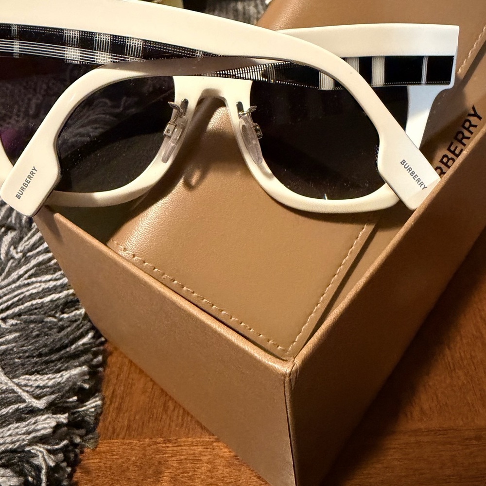 BURBERRY SUNGLASSES - Picture 2 of 9